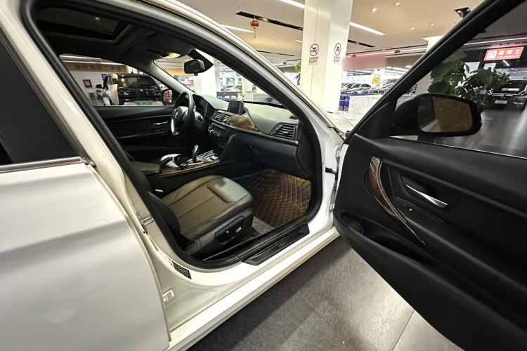 宝马3系 2013款 320Li 时尚型中控内饰7012