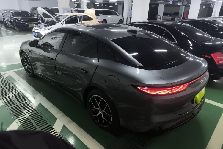 比亚迪 汉L 2025款 DM-p 四驱激光雷达旗舰型车身外观4