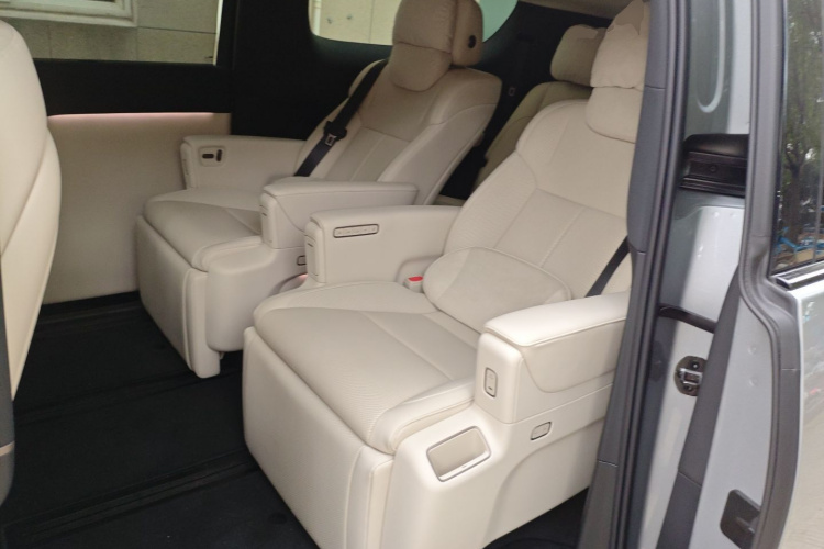 理想汽车 理想MEGA 2025款 Home 家庭特别版中控内饰7004