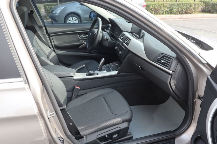 宝马3系 2015款 320Li 超悦版时尚型中控内饰7012