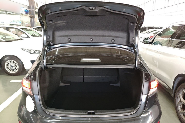 丰田 雷凌 2022款 双擎 1.8H E-CVT领先版局部细节23