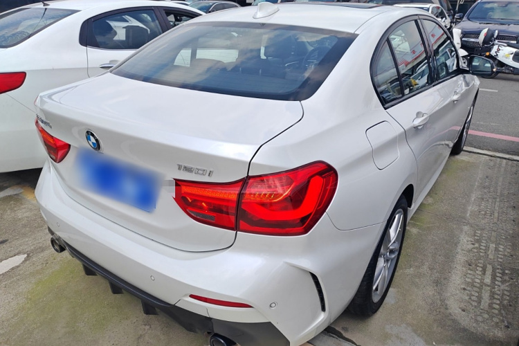 宝马1系 2021款 120i M运动曜夜版车身外观7