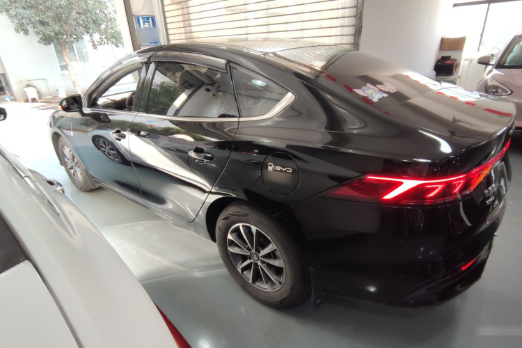 比亚迪 秦PLUS 2024款 荣耀版 DM-i 55KM领先型车身外观4