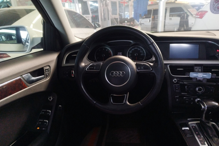 奥迪A4L 2013款 35 TFSI 自动标准型中控内饰13