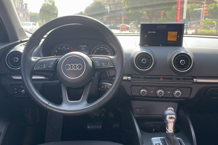 奥迪A3 2018款 30周年年型 Limousine 35 TFSI 进取型中控内饰7002