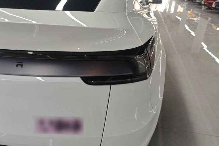 特斯拉 Model Y 2025款 长续航全轮驱动 首发版车身外观9