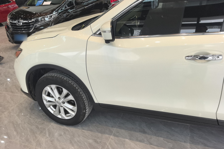 日产 奇骏 2015款 2.0L CVT舒适MAX版 2WD车身外观4