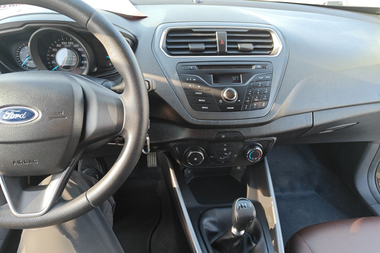 福特 福睿斯 2019款 改款 1.5L 手动质享型（胎压监测） 国VI中控内饰7002