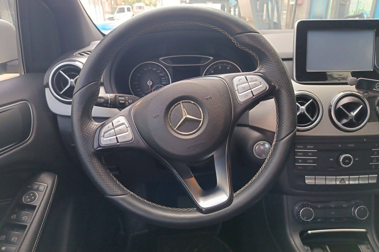 奔驰B级 2015款 B 200 动感型局部细节13