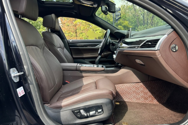 宝马7系 2018款 730Li 领先型 M运动套装中控内饰7014