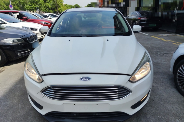 福特 福克斯 2018款 三厢经典 1.6L 自动风尚型智行版车身外观2