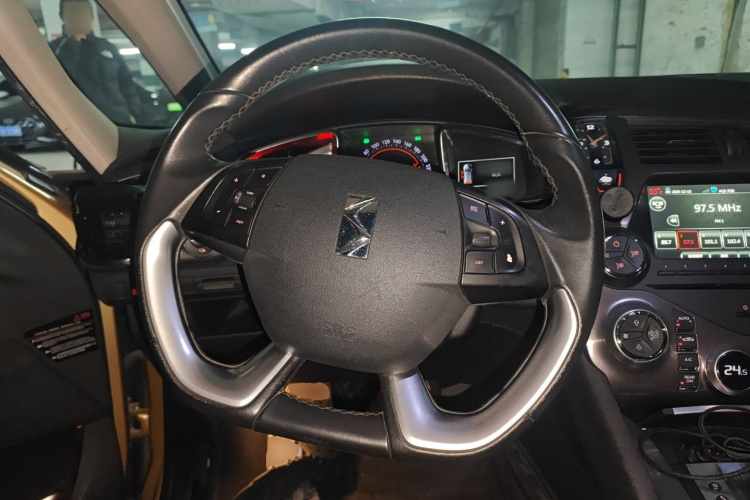 DS 5 2015款 1.8T 60周年限量版THP200中控内饰13