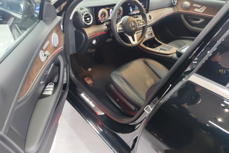 奔驰E级 2020款 改款 E 300 L 时尚型中控内饰20