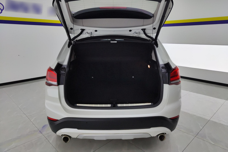 宝马X1 2020款 sDrive20Li 尊享型机舱底盘23