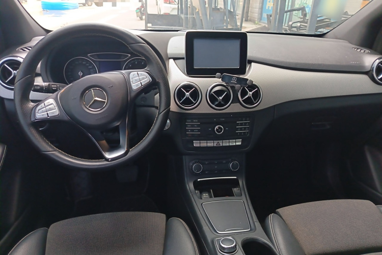 奔驰B级 2015款 B 200 动感型中控内饰7002