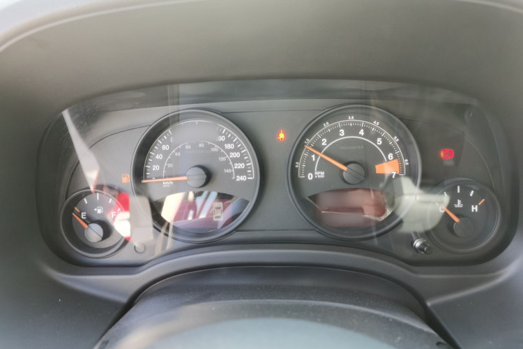 Jeep 指南者(进口) 2014款 改款 2.0L 两驱进取版中控内饰7007