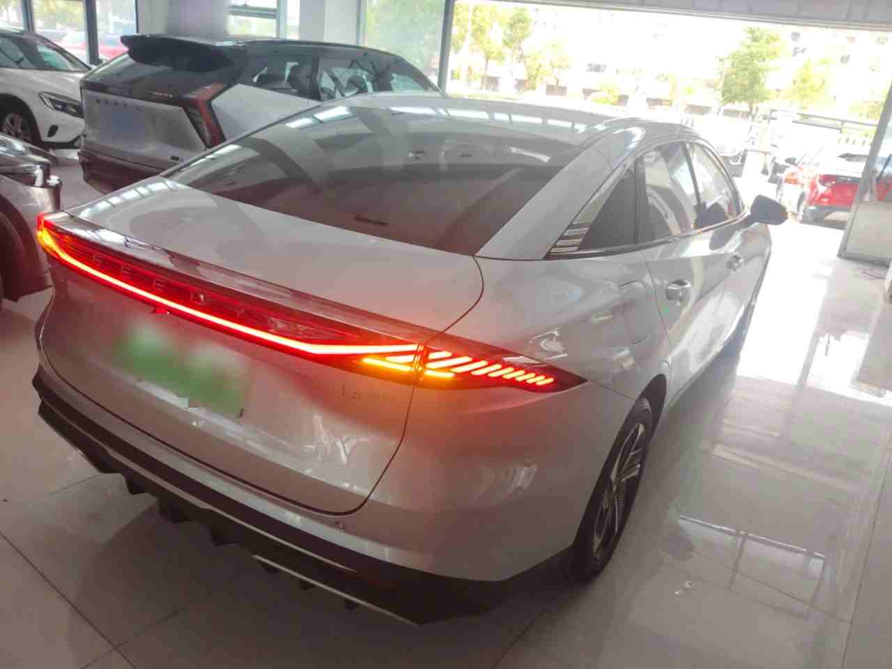 车辆右后45度外观实拍