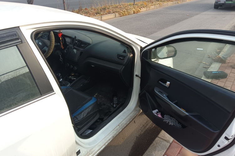 起亚K2 2015款 三厢 1.4L MT GLS局部细节9005