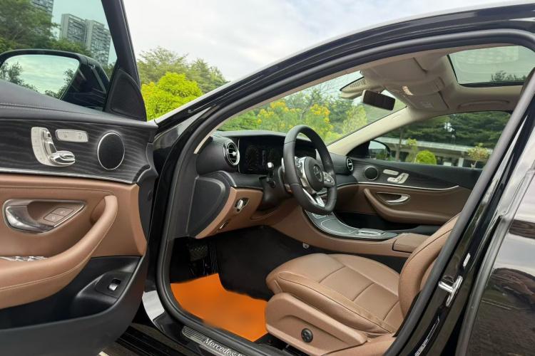 奔驰E级 2019款 改款 E 300 L 运动时尚型中控内饰7003