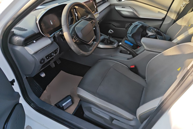 宝骏RC-5 2020款 1.5L 手动智耀豪华型中控内饰19