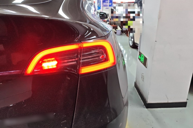 特斯拉 Model Y 2022款 后轮驱动版车身外观9