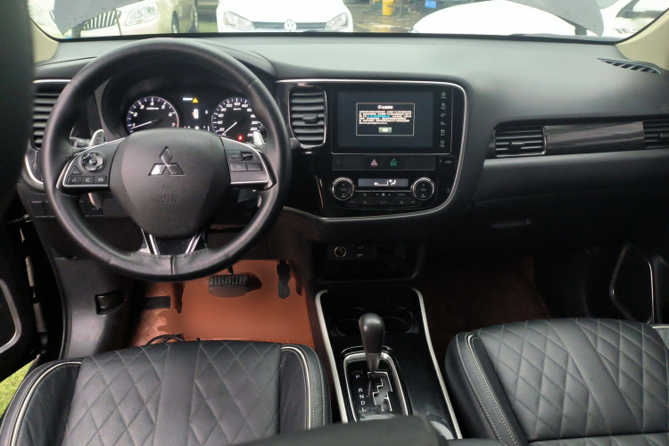 三菱 欧蓝德 2020款 2.4L 四驱致享版 7座中控内饰12