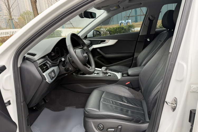 奥迪A4L 2018款 30周年年型 40 TFSI 时尚型中控内饰7005