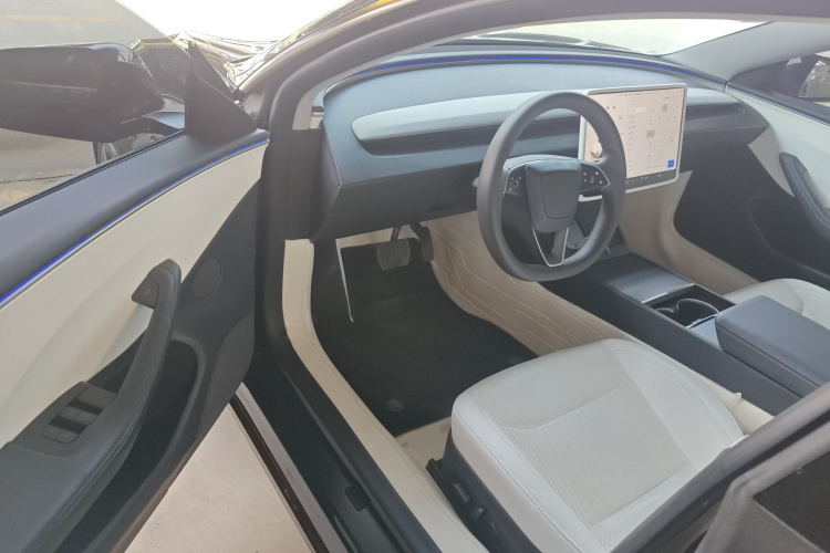 特斯拉 Model 3 2023款 长续航全轮驱动版中控内饰20