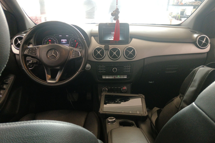 奔驰B级 2015款 B 200 时尚型中控内饰12