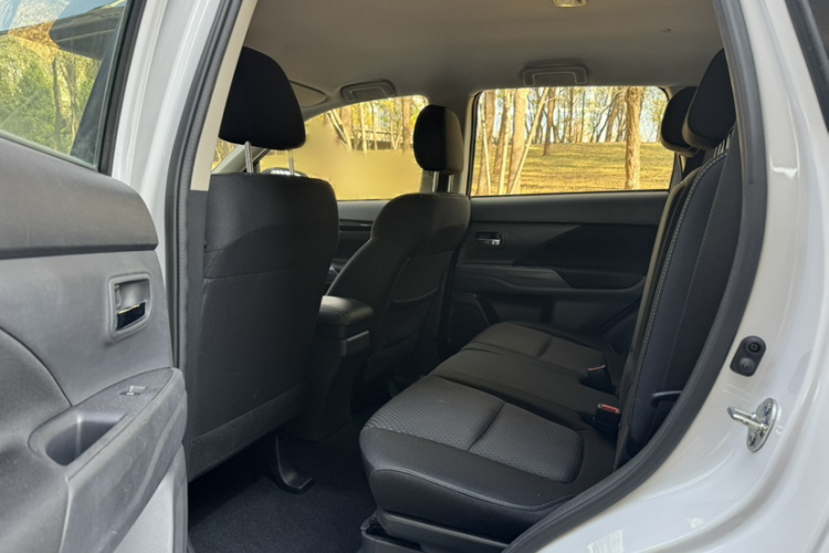 三菱 欧蓝德 2021款 2.0L 两驱畅行版 5座车身外观6010