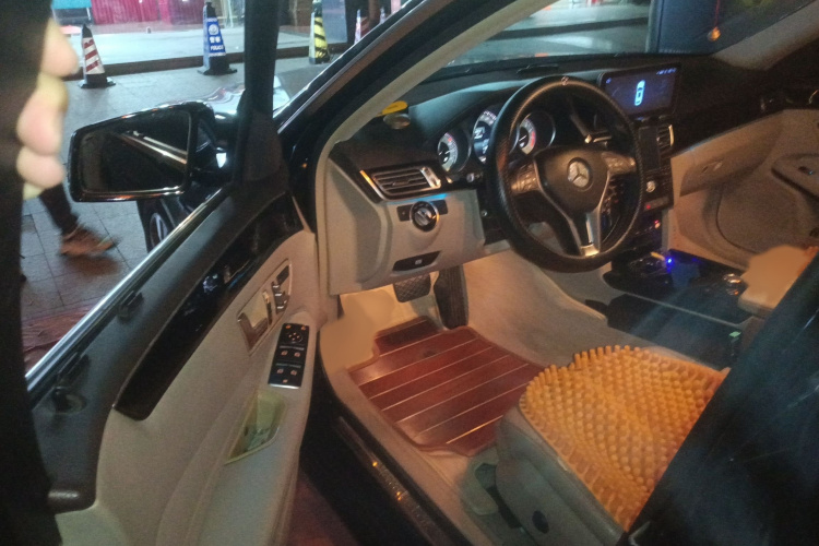 奔驰E级 2014款 改款 E 260 L 运动型中控内饰7002