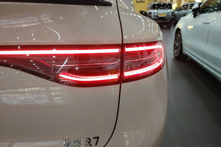 鸿蒙智行 智界R7 2025款 增程 251km Max车身外观9