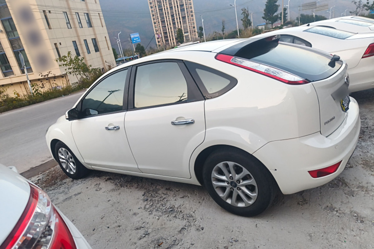 福特 福克斯 2013款 两厢经典 1.8L 手动基本型车身外观4