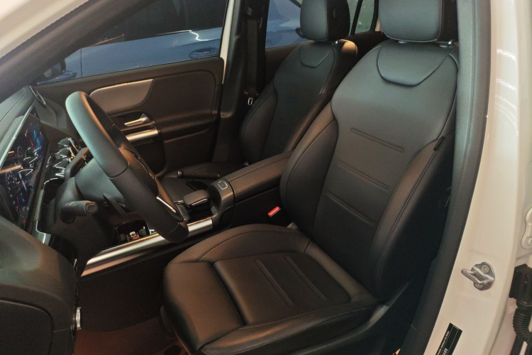 奔驰GLA 2023款 改款 GLA 200中控内饰19