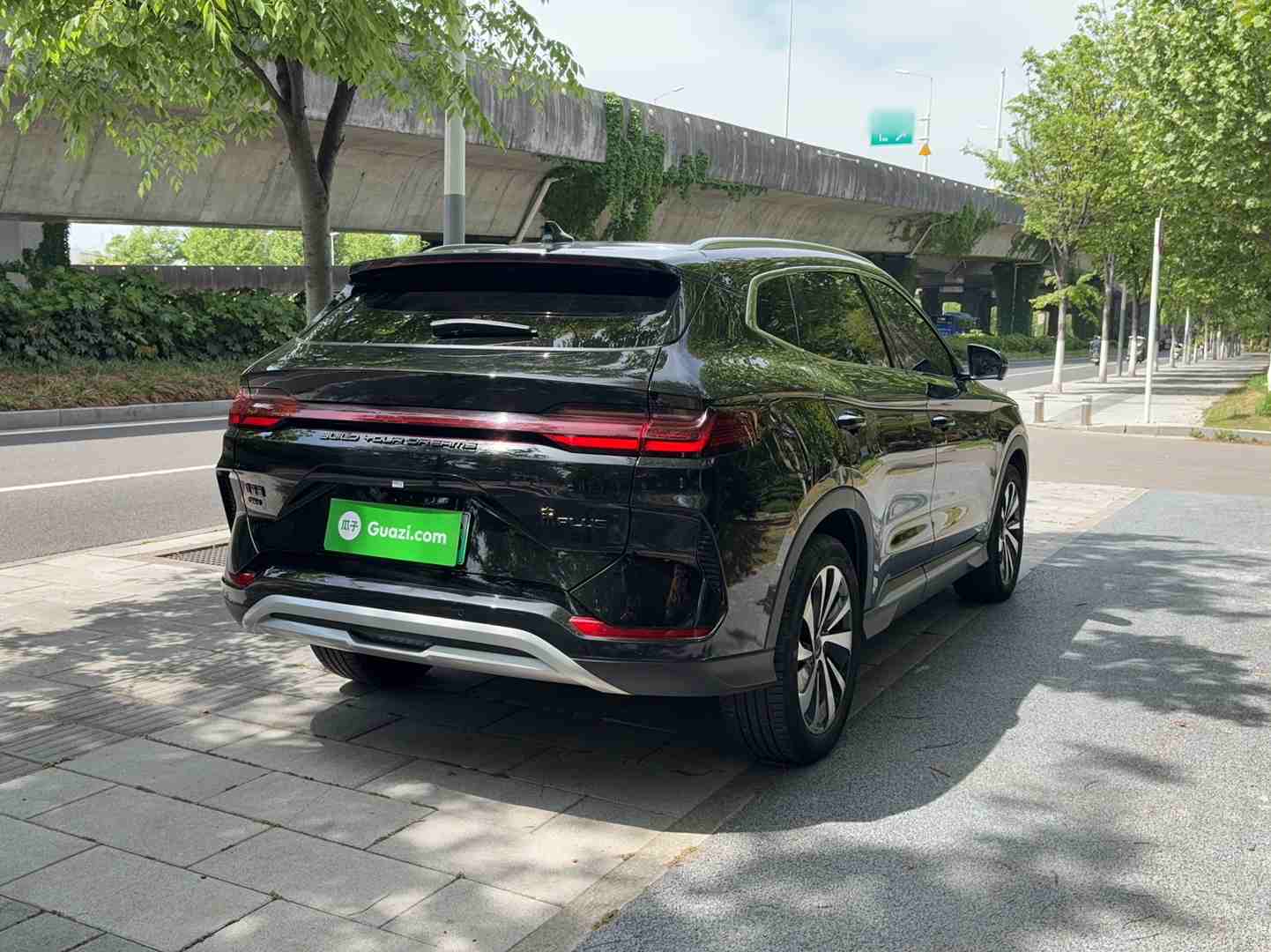 车辆右后45度外观展示