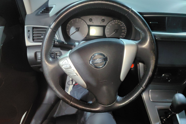 日产 轩逸 2014款 1.6XV CVT尊享版中控内饰13