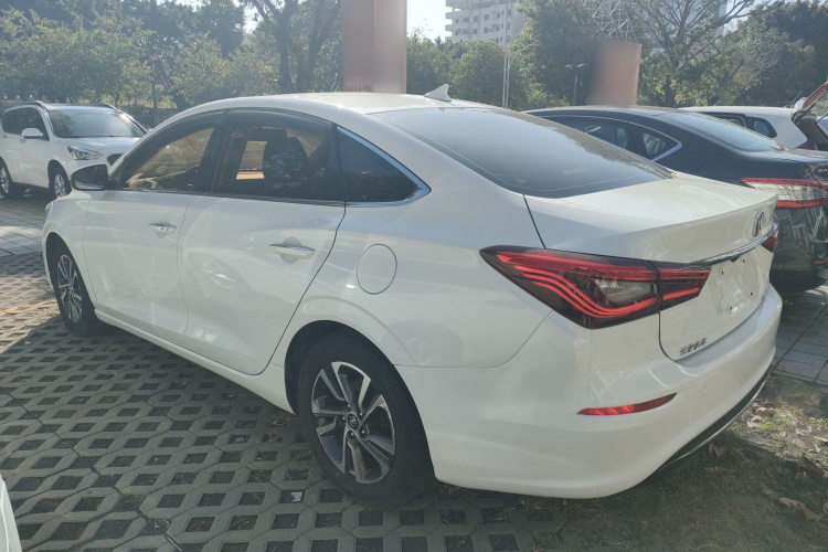 长安 逸动 2018款 1.6L GDI 手动时尚型车身外观4