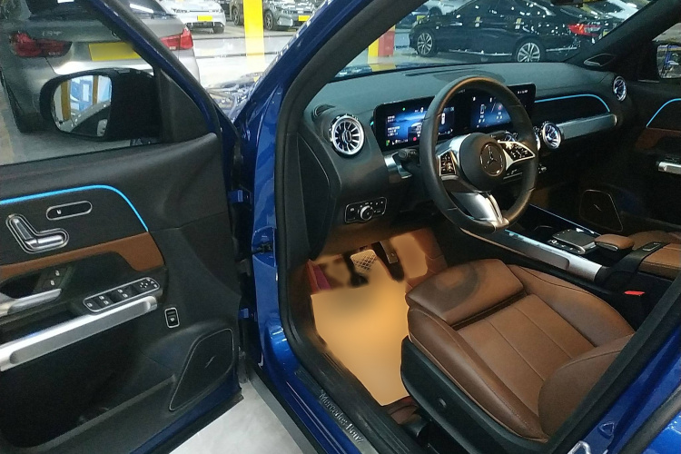 奔驰GLB 2024款 GLB 220 4MATIC中控内饰7003