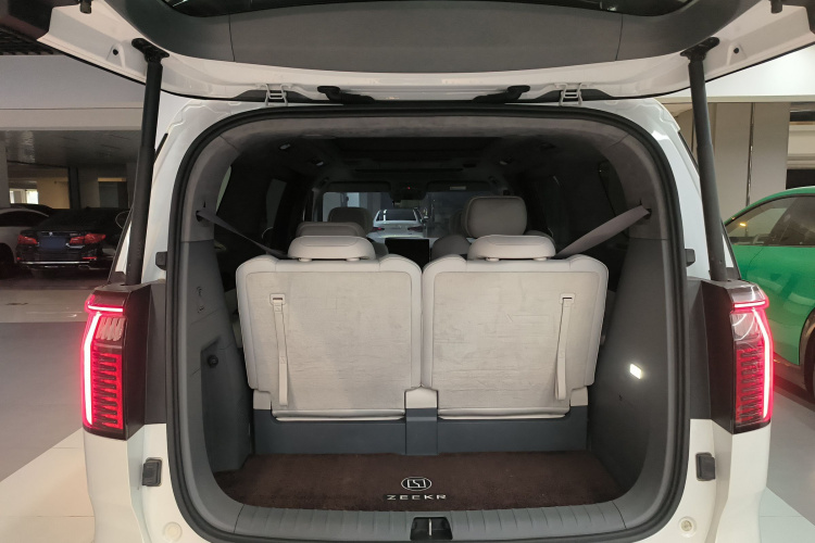 极氪009 2022款 WE版机舱底盘23