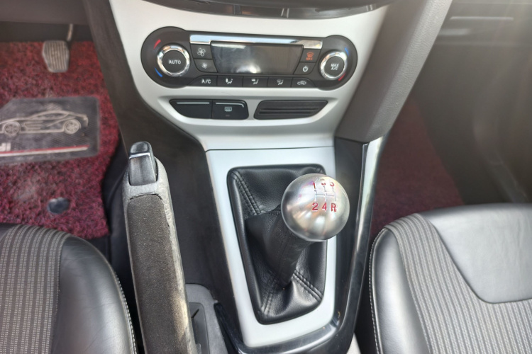 福特 福克斯 2012款 两厢 2.0L 手动豪华运动型车身外观6010