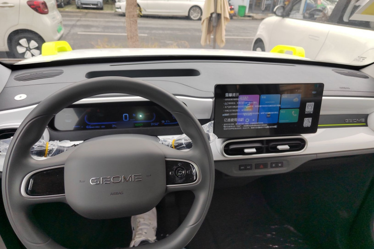 吉利银河 2025款 210km 熊猫骑士中控内饰7002