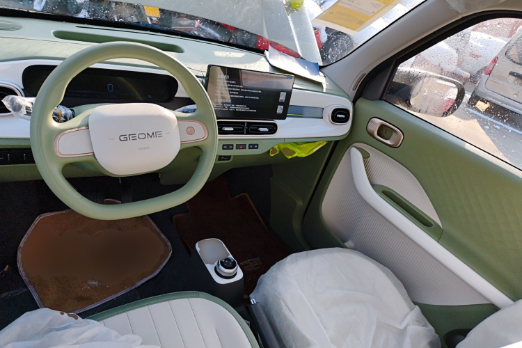 吉利银河 2025款 210km 熊猫骑士中控内饰12