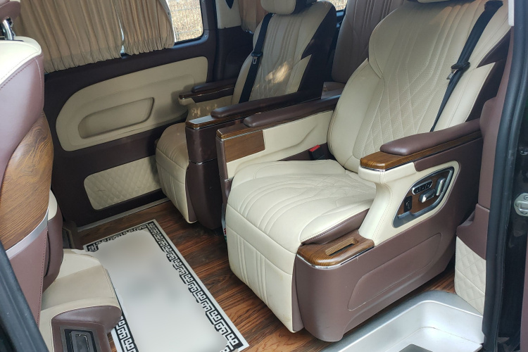 奔驰 威霆 2021款 2.0T 商务版 7座中控内饰21