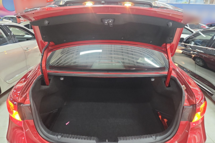 马自达 阿特兹 2014款 2.0L 蓝天豪华版机舱底盘23