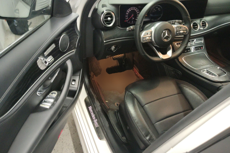 奔驰E级 2019款 E 300 L 运动豪华型中控内饰7003