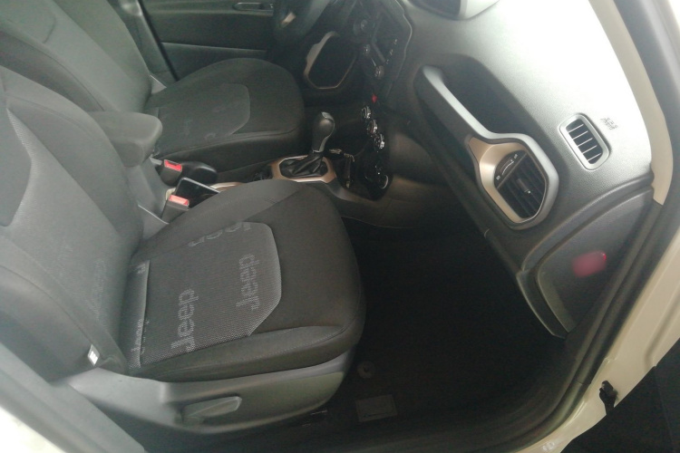 Jeep 自由侠 2017款 180T 自动高能版局部细节41