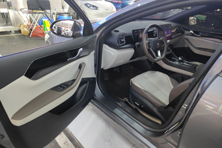 比亚迪 秦PLUS 2023款  冠军版 DM-i 120KM超越型中控内饰20