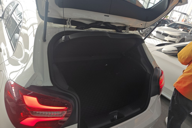 奔驰A级(进口) 2018款 A 200 动感型机舱底盘23