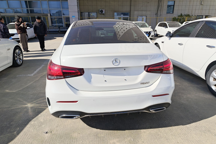 奔驰A级 2019款 A 180 L 运动轿车车身外观6