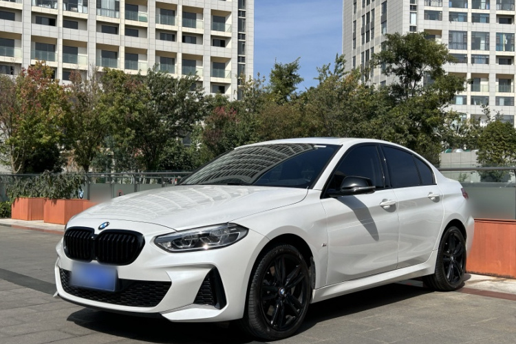 宝马1系 2022款 125i M运动曜夜版车身外观1